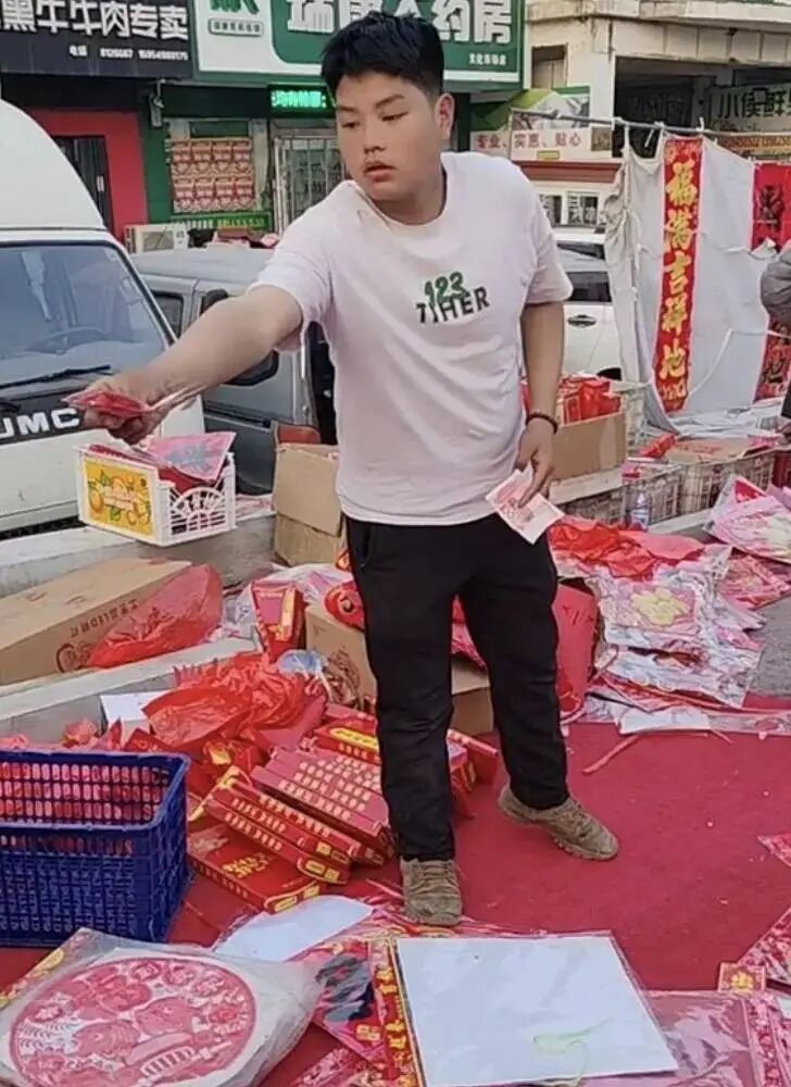 去世的父亲生病的妈，14岁龙凤胎姐弟摆摊卖春联