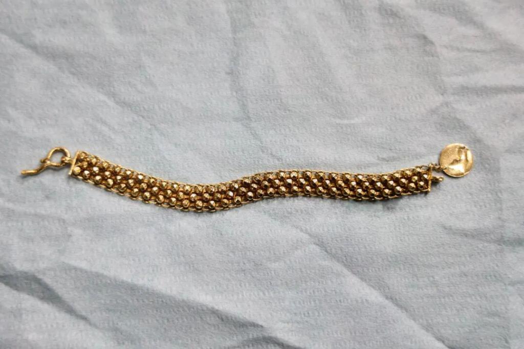 女子高铁上冲厕所不慎将50克金手链冲走